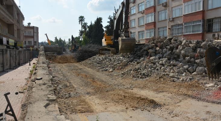 Mersin Tarsus'ta Sunay Atilla Üstgeçidinde Yıkım Çalışmaları Hızlı Şekilde Sürüyor