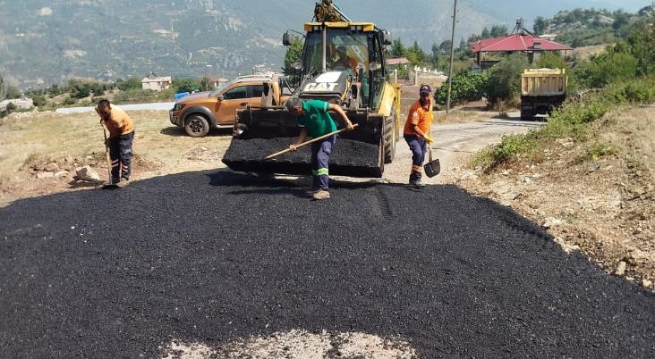 Mersin Çamlıyayla'da Körmenlik - Kisecik, Çamlıyayla - Belçınar Bağlantı Yolunda Sıcak Asfalt Çalışması