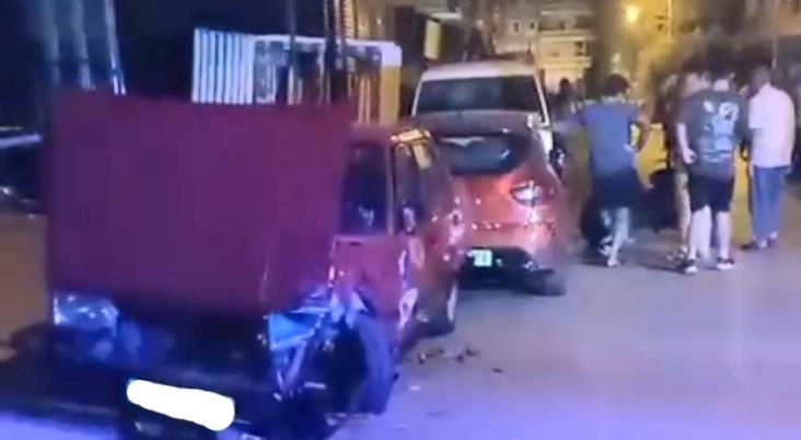 Mersin'de Bmw'yle 6 Araca Çarptılar, Yaya Olarak Kaçtılar