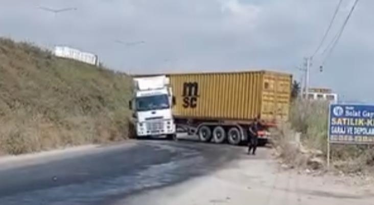 Mersin Toroslar’da Otomobil İle TIR Çarpıştı