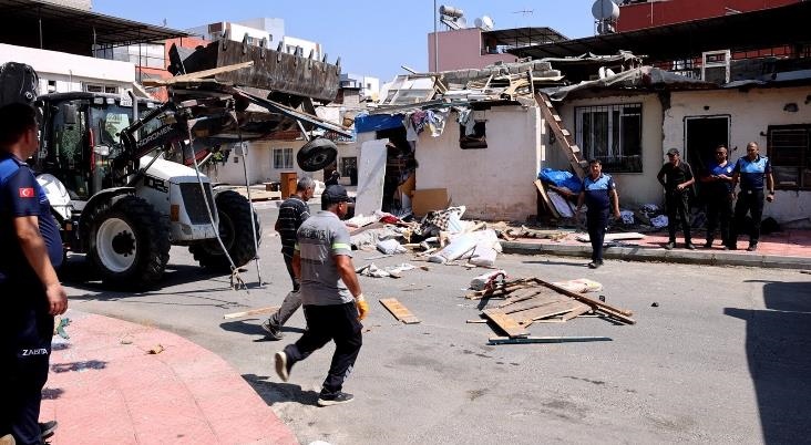 Mersin’de Sokağı Hurda ve Çöplerle Doldurdu, Zabıta Cezayı Kesti