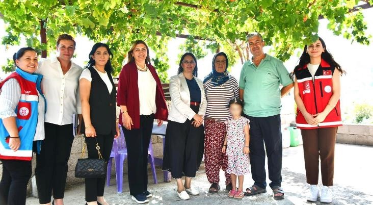 Mersin'de Vali Eşinden Anamur'da Koruyucu Aile Ziyareti