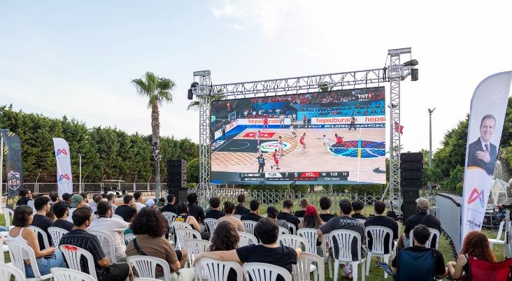 Mersin’de Büyükşehir’le Milli Maç Coşkusu