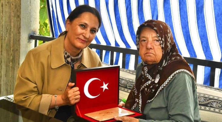 Mersin Valisi Eşi Dudu İrem Toros'tan Şehit Annesine Ziyaret