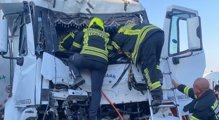 Zincirleme Trafik Kazasında Sıkışan Sürücüyü Mersin Büyükşehir İtfaiyesi Kurtardı