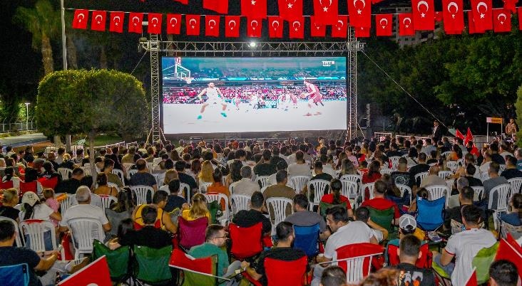 Mersinliler Yarı Final Coşkusunu Dev Ekranda İzledi