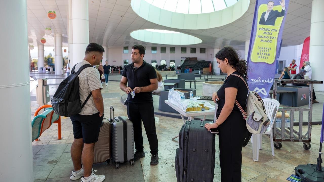 Mersin Büyükşehir, Yeni Gelen Gençleri Otogarda Karşılıyor