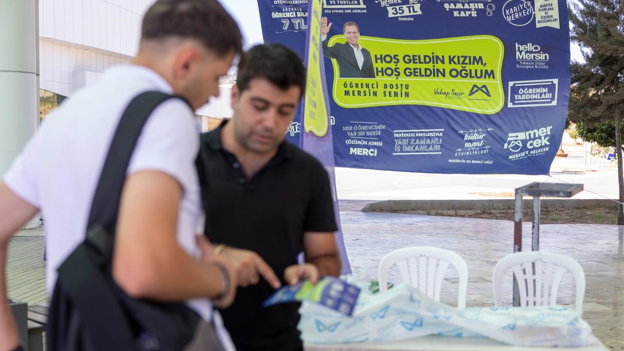 Mersin'de Otobüsten İnen Öğrencilere İlk Selam: "Hoş Geldin"