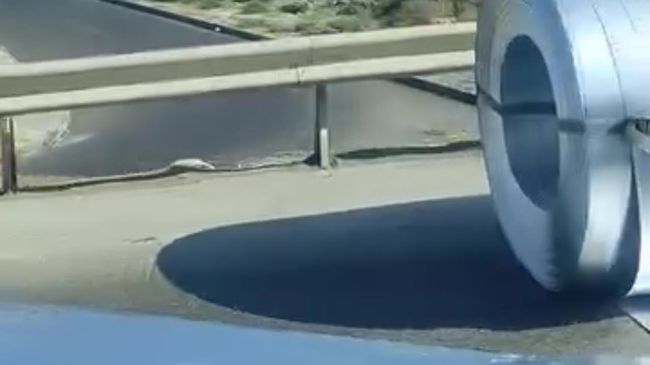 Mersin’de Liman Yolunda TIR'dan Yola Rulo Sac Devrildi