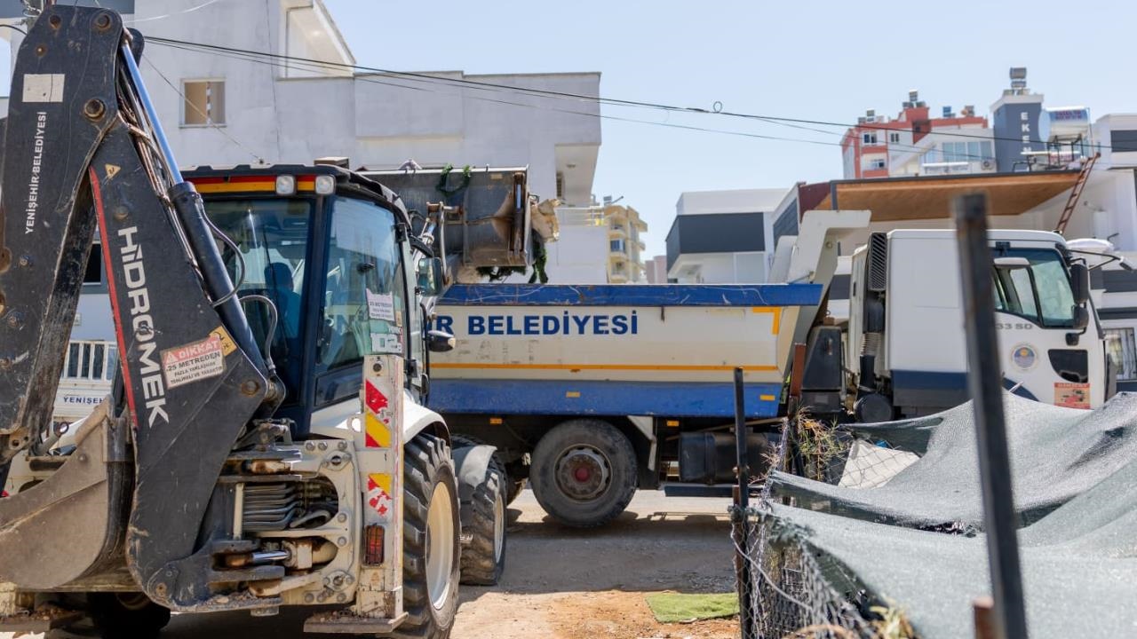 Yenişehir Belediyesi "Çöp Ev" Niteliğindeki Meskenden Bir Kamyon Çöp Çıkardı