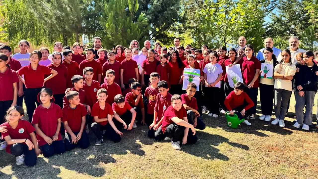 Mersin Çamlıyayla'da Öğrenciler "Güzel Bir Gelecek İçin Doğaya Nefes Ol" Etkinliğiyle Fidan Dikti