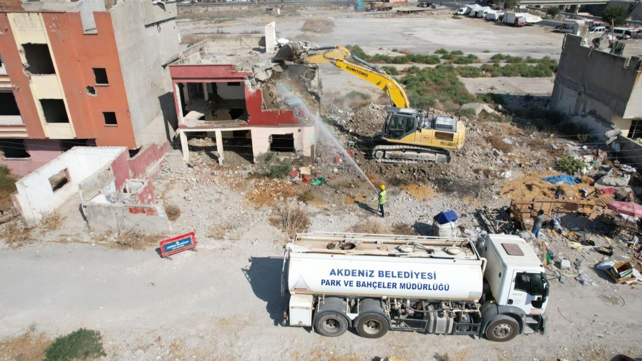 Çay Mahallesi’nde Terk Edilmiş 2 Katlı Binanın Kontrollü Yıkımı Gerçekleşti