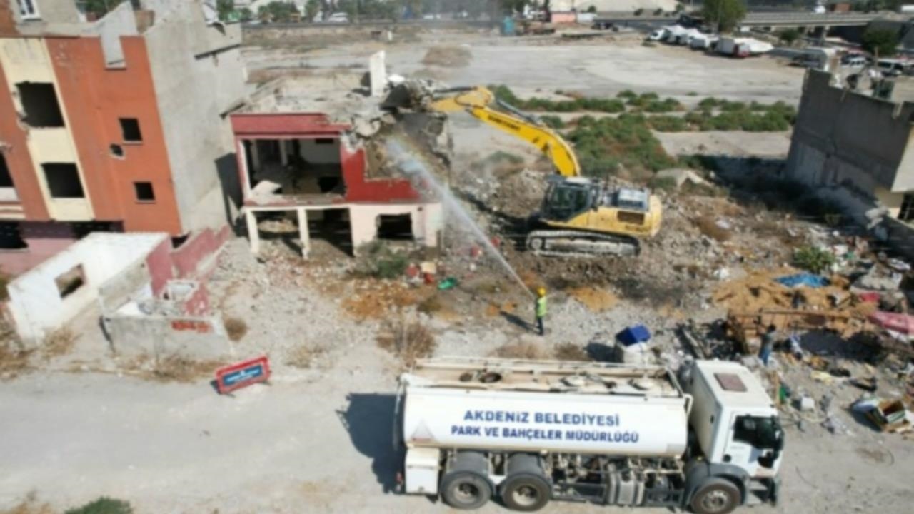 Mersin Akdeniz’de Kamulaştırılan TOKİ Rezerv Alanında Yıkım Çalışmaları Devam Ediyor