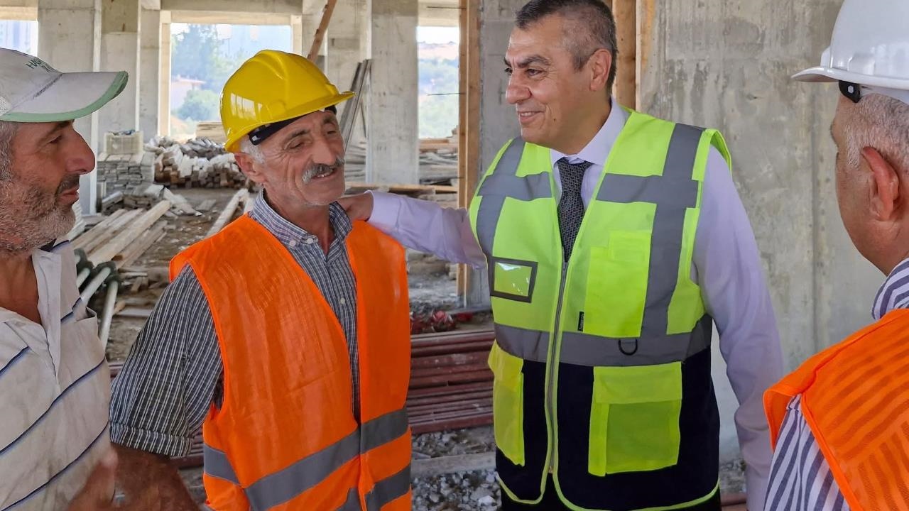 Mersin Valisi Toros, Tarsus'ta Şeref Aydoğan İlköğretim ve Ortaokulu İnşaatılarnda İncelemelerde Bulundu