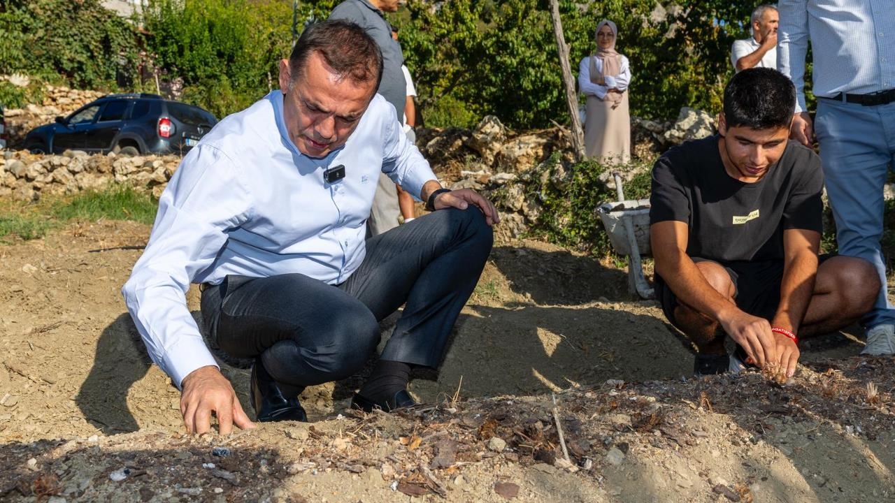 Yenişehir Belediyesinin Hibe Ettiği Safran Soğanları Toprakla Buluştu