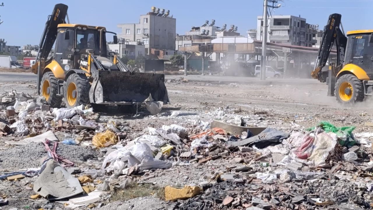 Akdeniz Belediyesi, 4 Mahalleden 20 Kamyon Atık Topladı