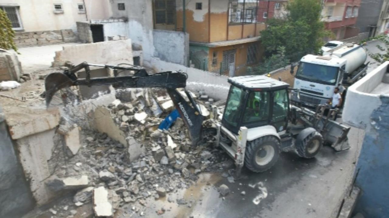 Mersin'de Gündoğdu Mahallesindeki Metruk Binanın Kontrollü Yıkımı Gerçekleşti