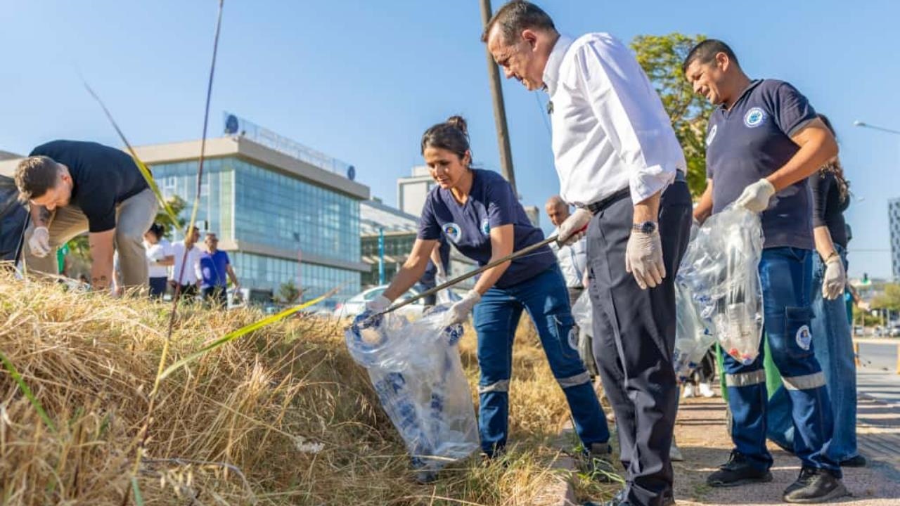 Yenişehir Belediye Başkanı Abdullah Özyiğit, Vatandaşlarla Birlikte Çevre Temizliği Yaptı