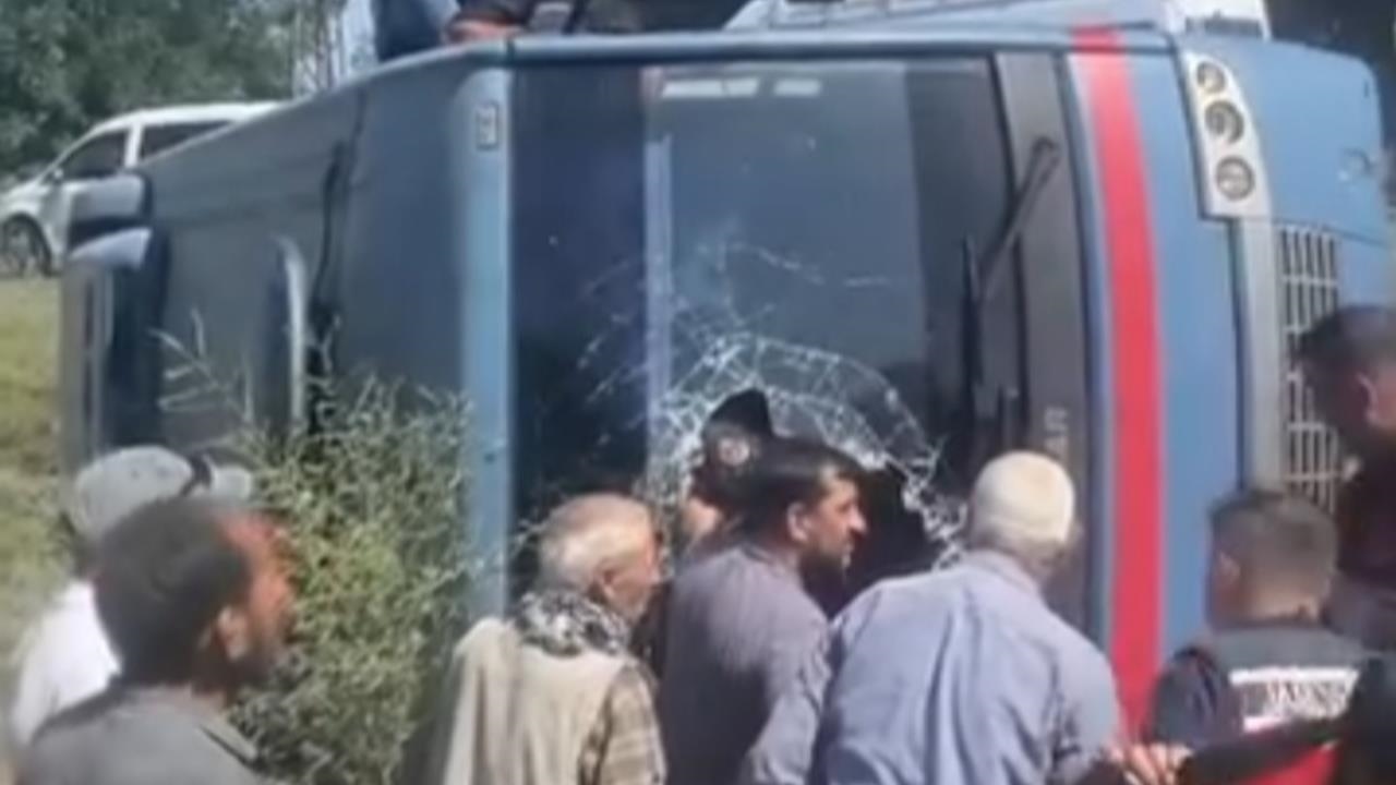 Mersin Tarsus’ta Cezaevi Ring Aracı Devrildi: Yarıların Olduğu Öğrenildi