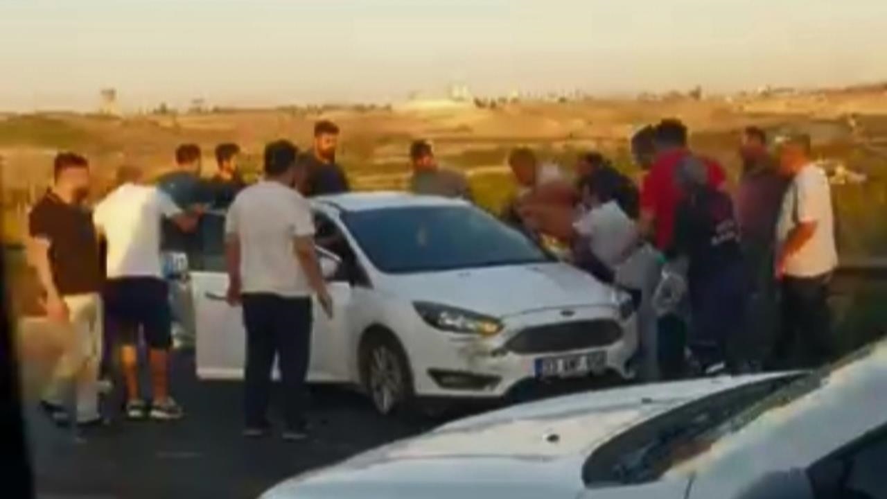 Otoyolda Otomobil Minibüsün Çarpmasıyla Savruldu: Sürücü Sıkıştı