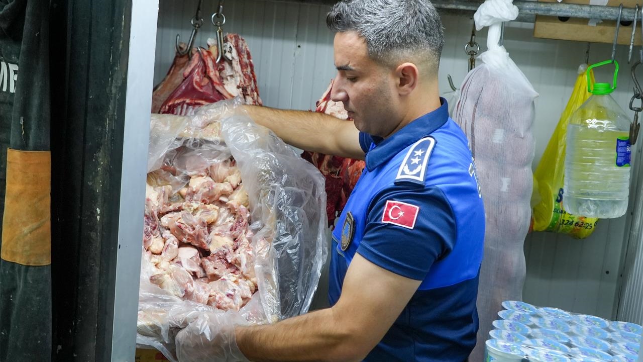 Tarsus’ta Zabıta Denetimi: Sağlığı Tehdit Eden Ürünler İmha Edildi