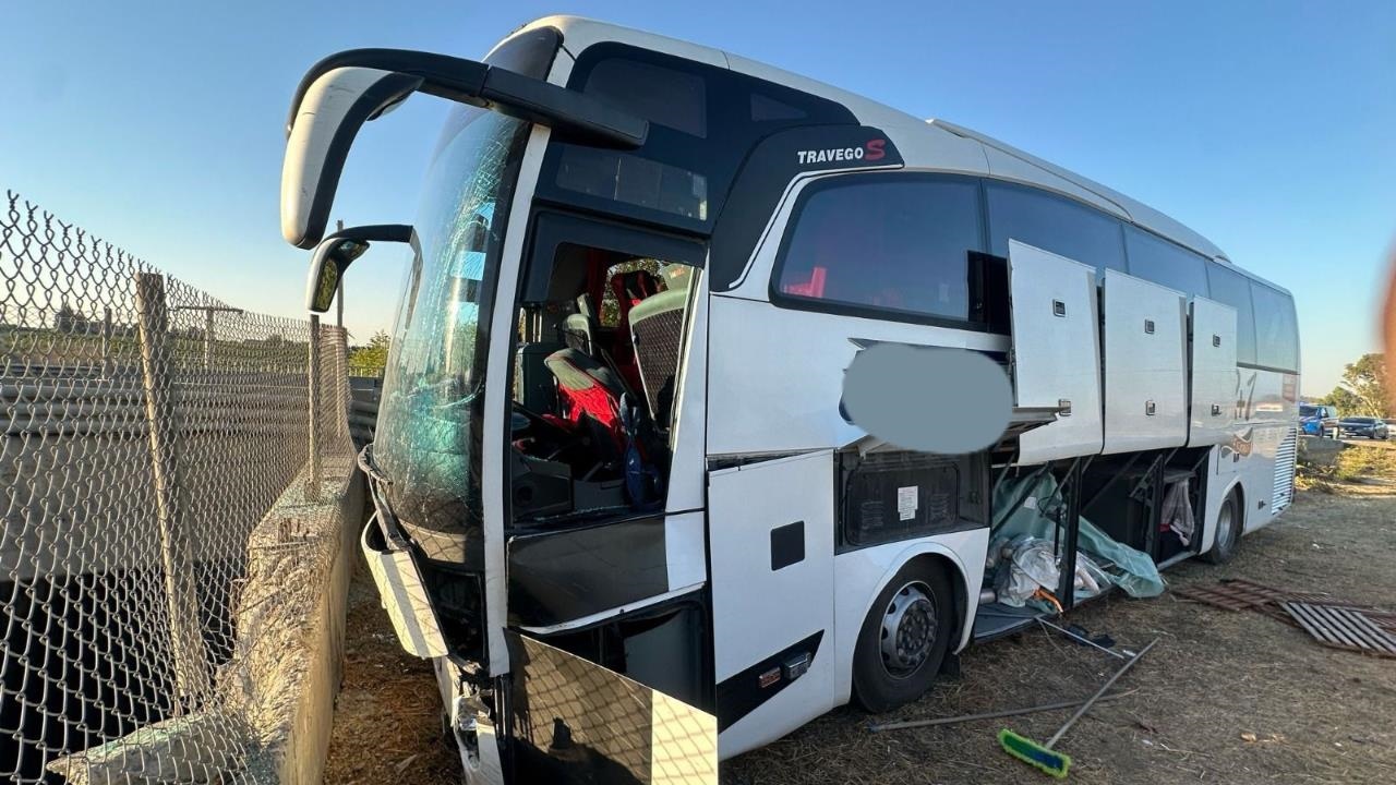 Mersin Tarsus'ta Yolcu Otobüsü Refüje Girdi: 13 Yaralı