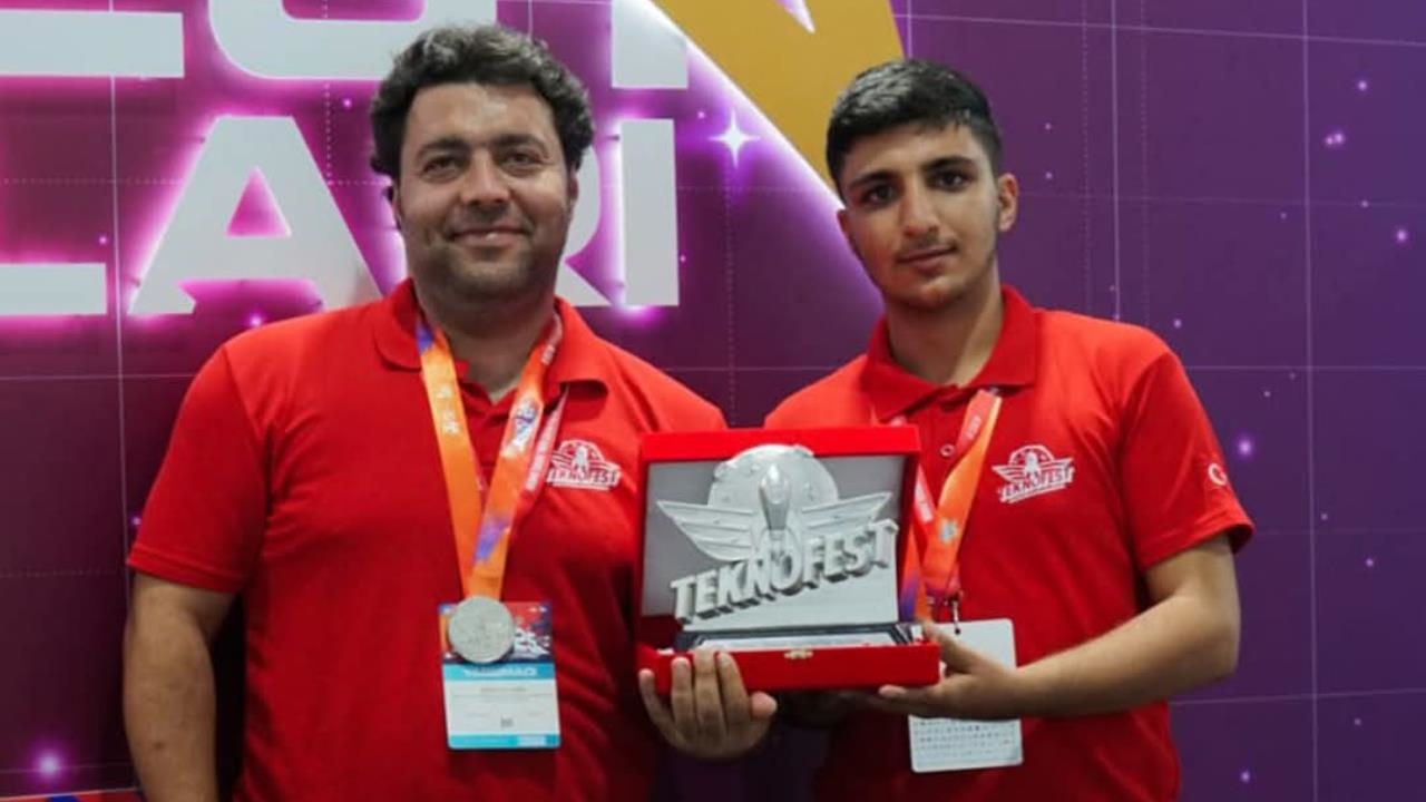 Teknofest 2025’te  Tarsus Üniversitesi  Öğrencisi Türkiye İkincilik Ödülü