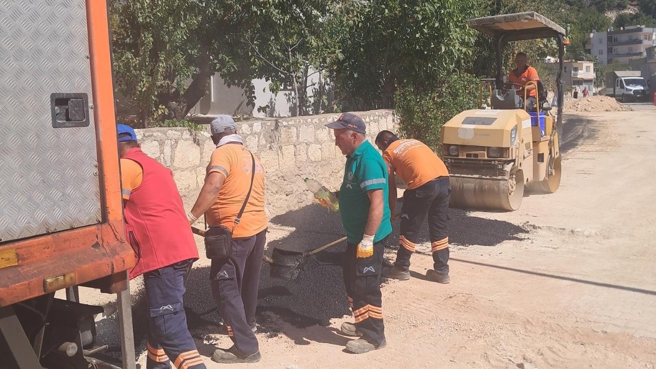 Gülnar'da Altyapı Kurum Kazıları Nedeniyle Tahrip Olan Yollar Onarılıyor