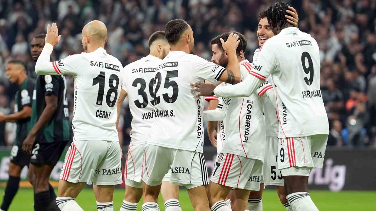 Beşiktaş, Kocaelispor'u İlk Yarıda 2-0 Geçti