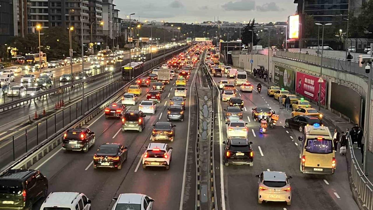 İstanbul'da Akşam Trafik Yoğunluğu Yüzde 69'u Buldu