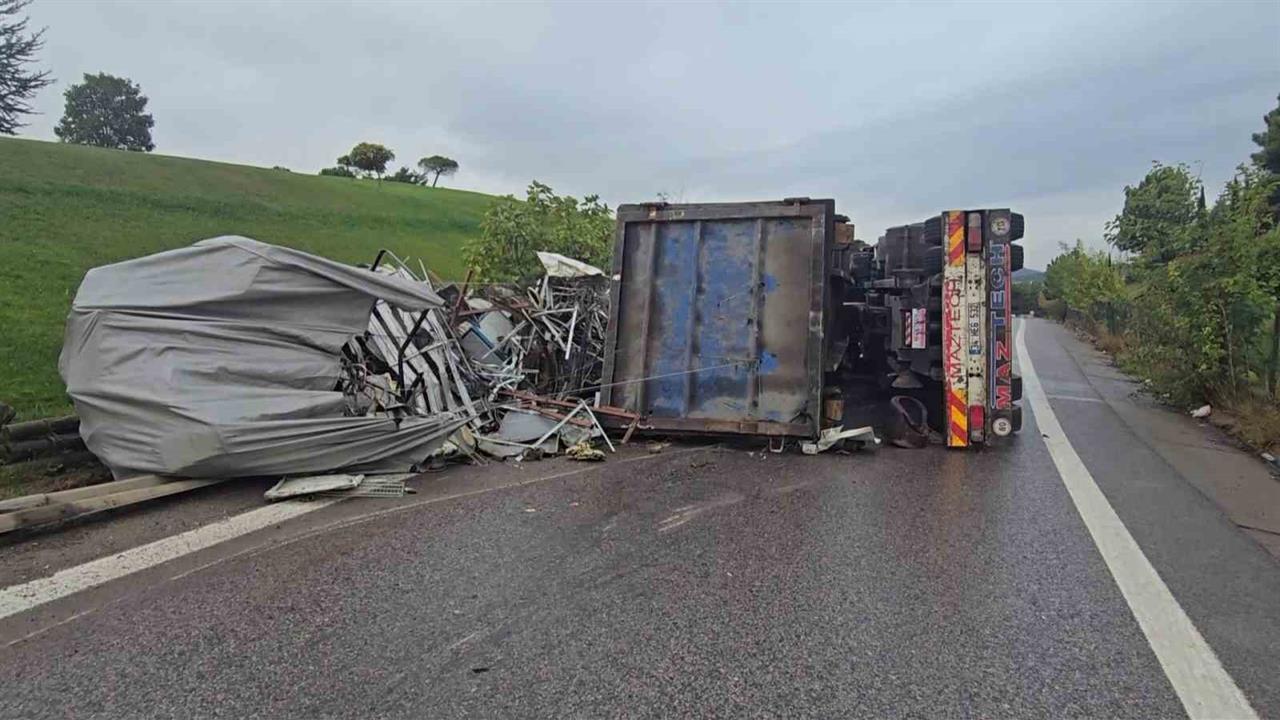 Sancaktepe'de Hurda Yüklü Kamyon Devrildi: 1 Yaralı