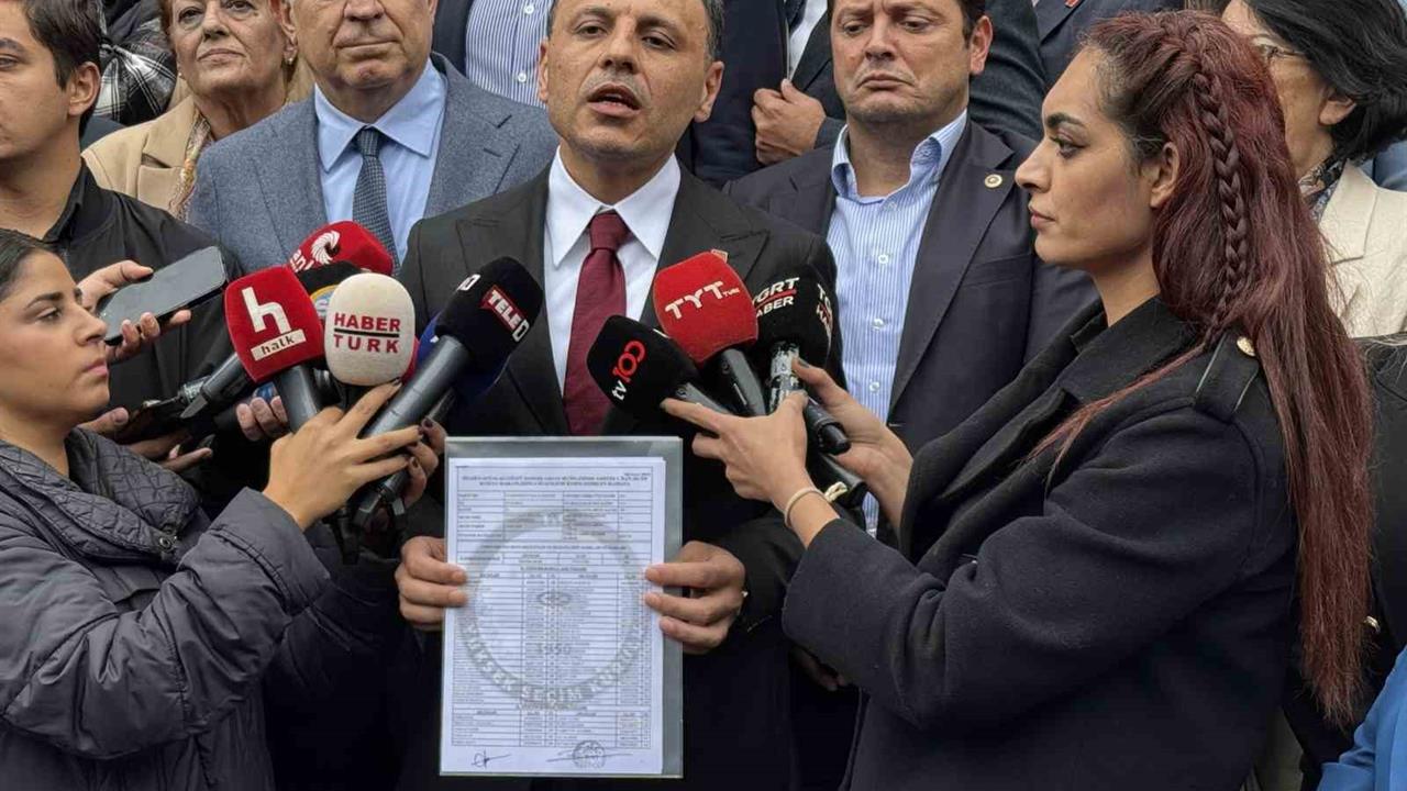 Özgür Çelik, CHP İstanbul İl Başkanı Olarak Mazbatasını Aldı