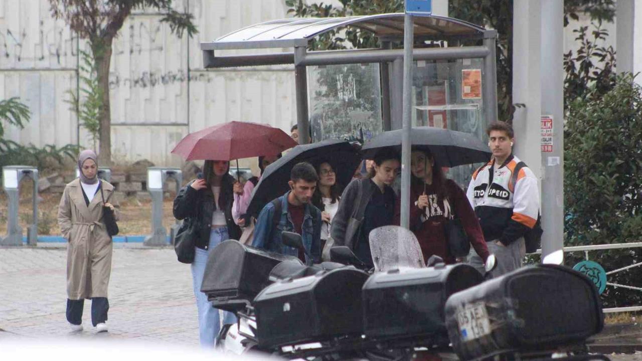 Tekirdağ'ı Yağmur Vurdu: Vatandaşlar Hazırlıksız Yakalandı