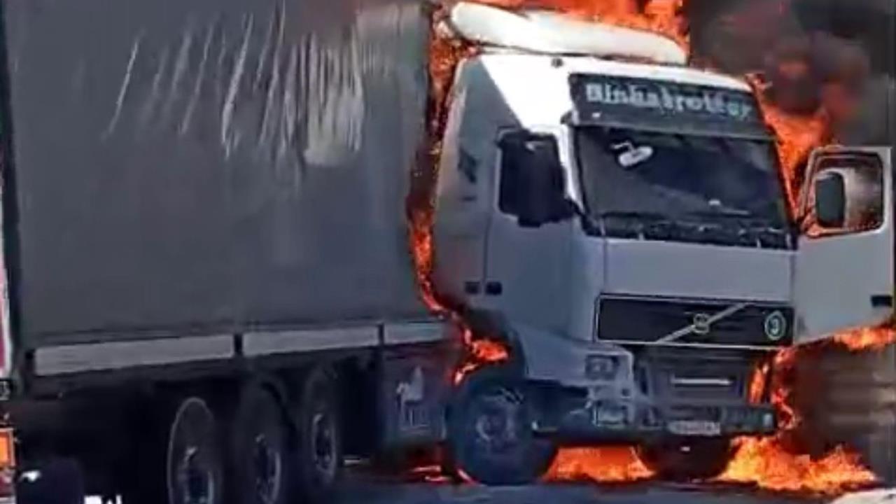 Gaziantep'te Seyir Halindeki Tır Yangın Çıkardı