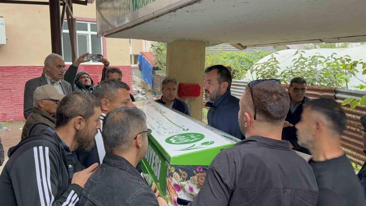 Karabük'te Bıçaklı Kavga: Kadın Hayatını Kaybetti, Cenazesi Defnedildi