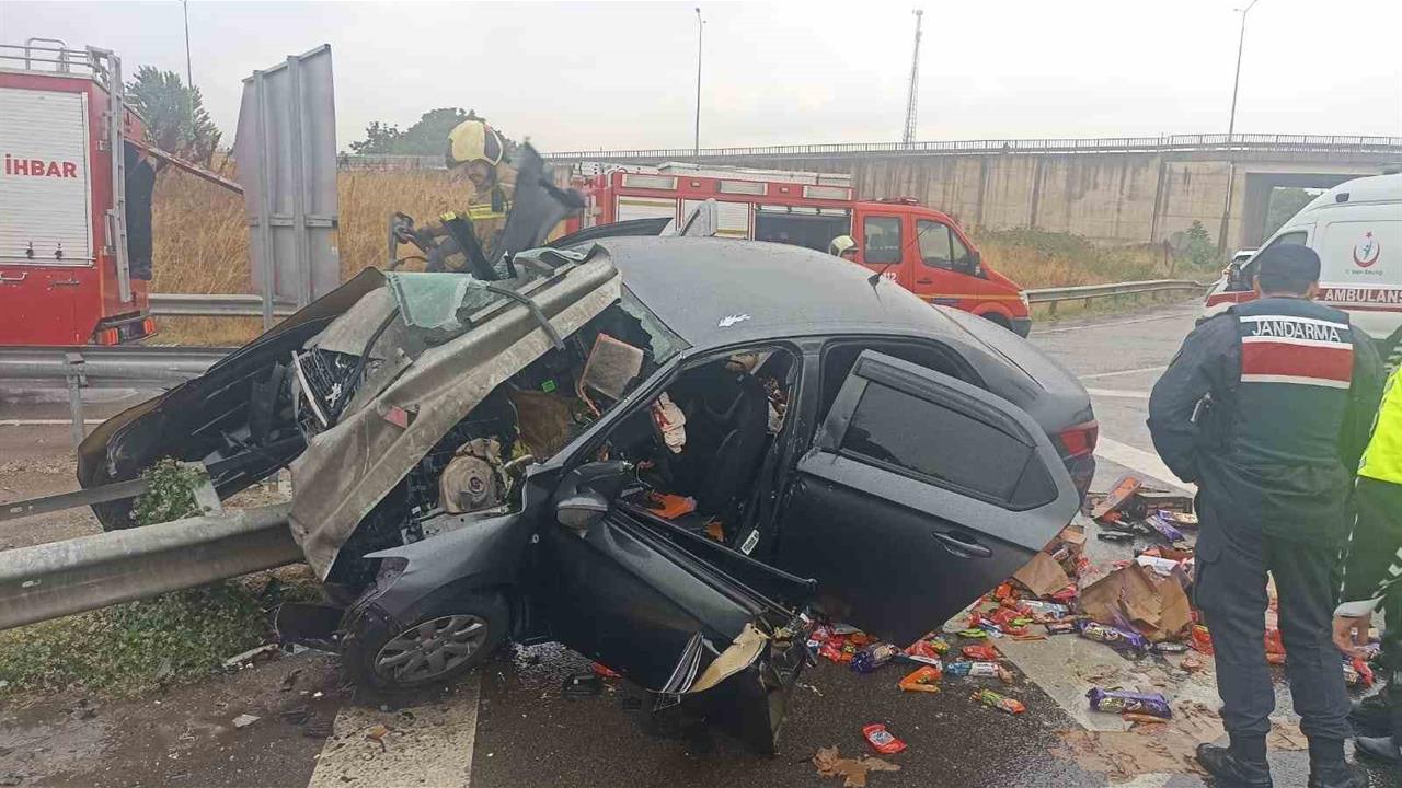 Bursa'da Otomobil Bariyerlere Saplandı: 1'i Ağır Yaralı