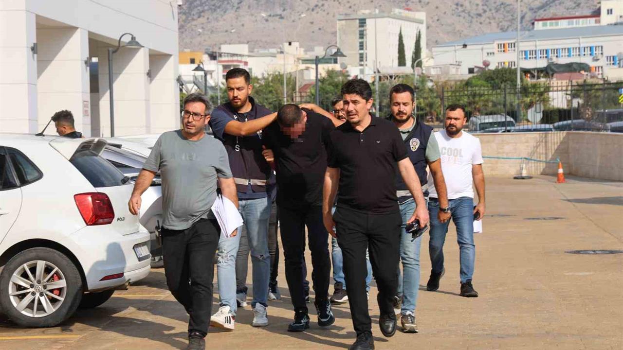 Adana’da Oto Galeriye Kurşun Yağdıran İki Şüpheli Adliyeye Sevk Edildi