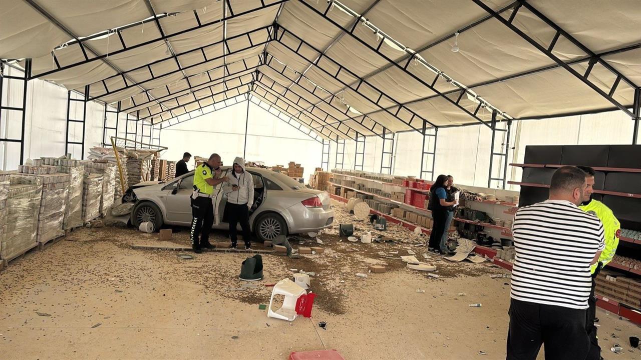 Bilecik'te Kontrolden Çıkan Araç İş Yerine Girdi