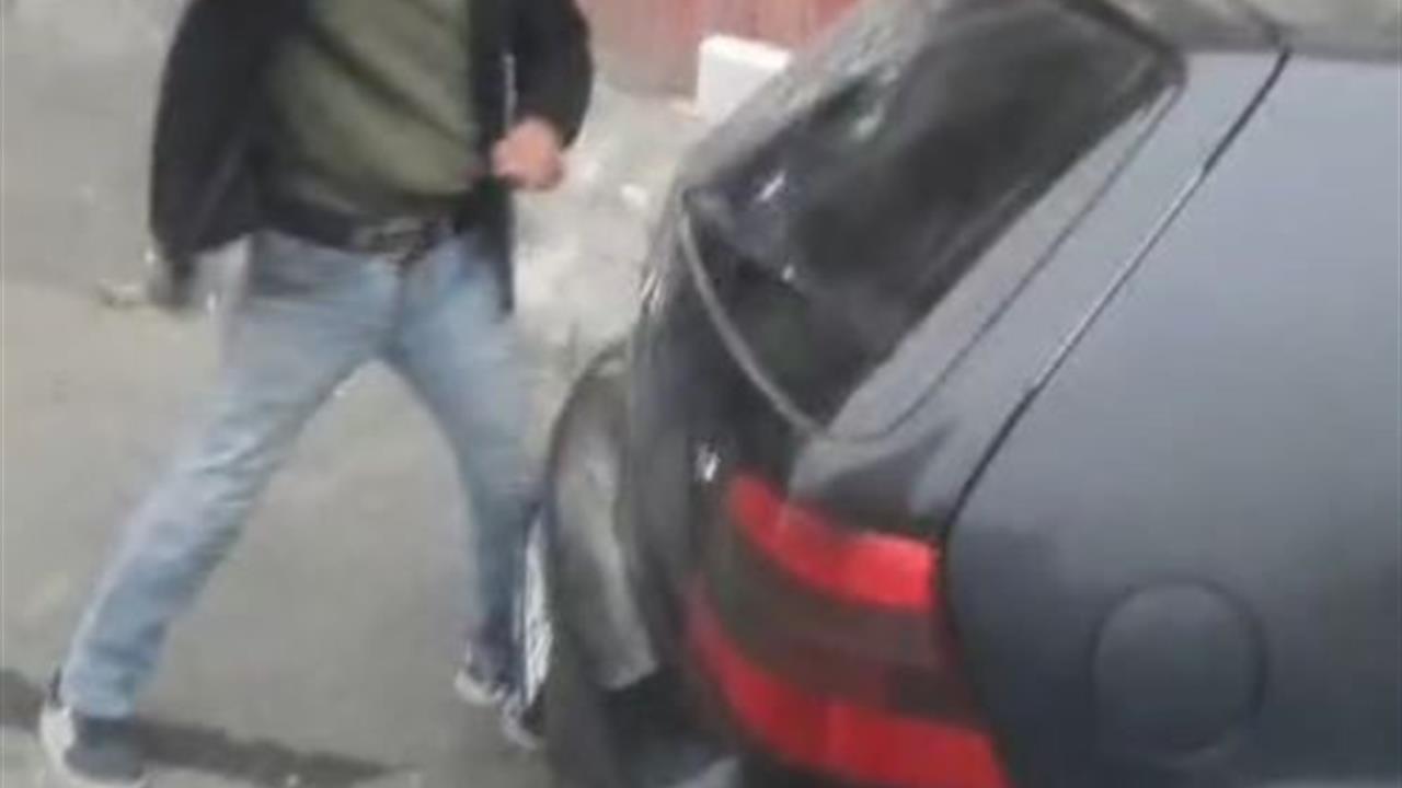 İstanbul'da Alkollü Şahıs Esnafın Araç Camını Kırdı