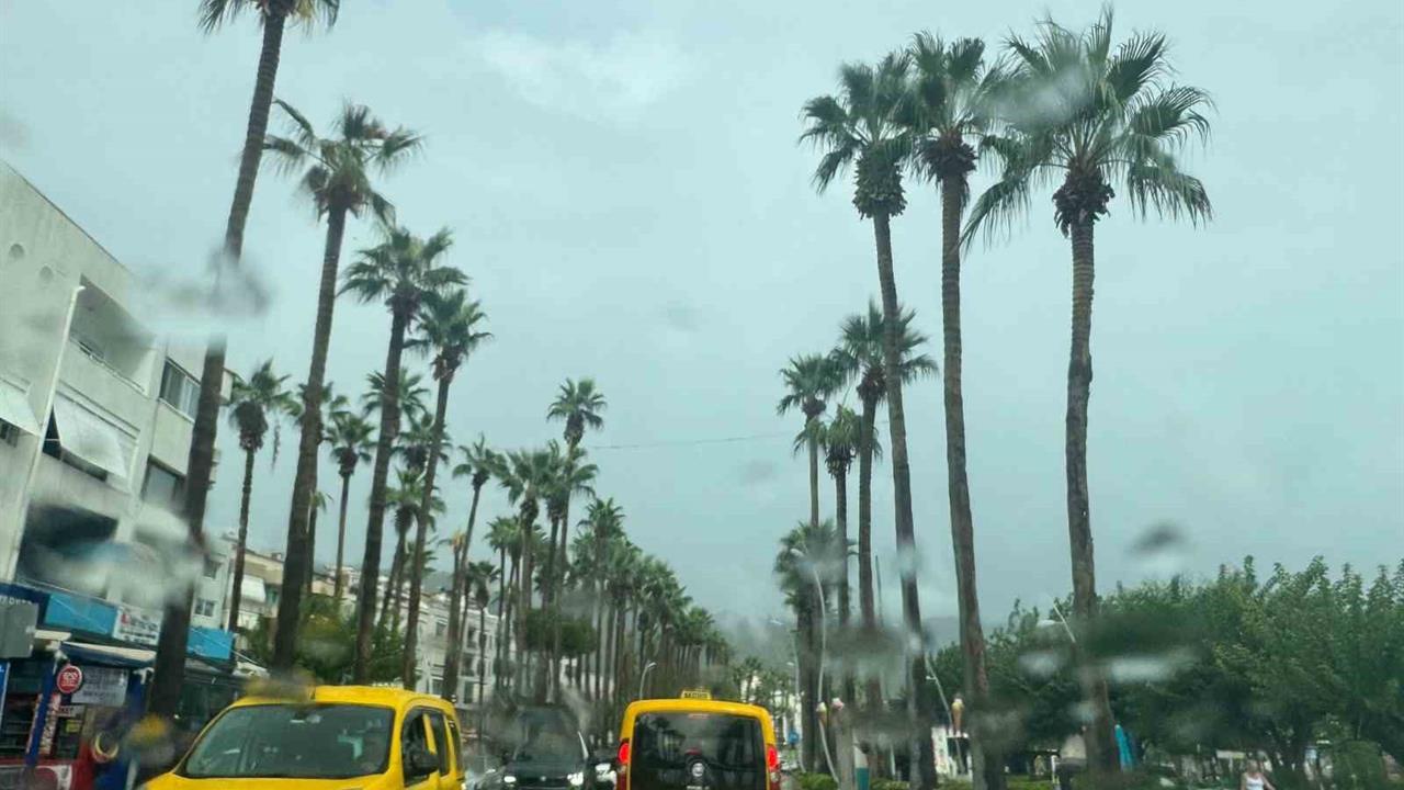 Marmaris'te Sonbaharın İlk Yağmuru Yağdı