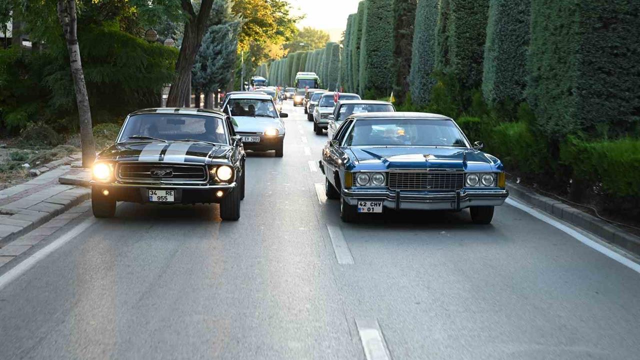 Konya'da Huzurevine Nostaljik Sürpriz: Klasik Araçlar ve Sinema Gösterimi