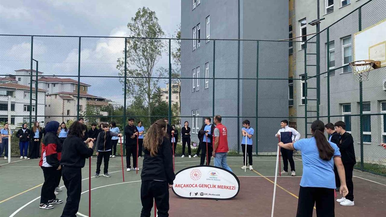 Akçakoca'da Gençlik Merkezi Okullara Faaliyet Taşıdı