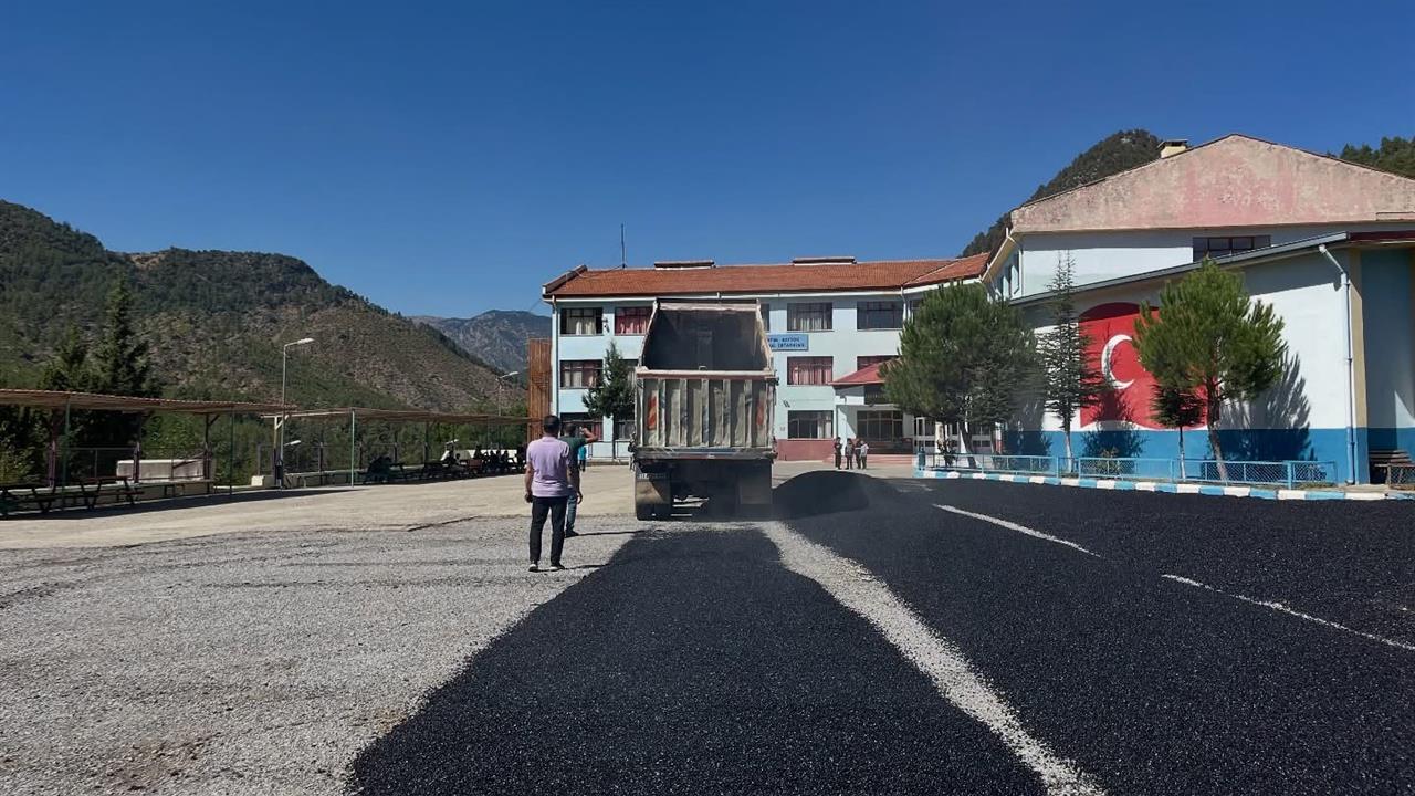 Feke'de Okul Bahçesi Yenilendi: Eğitimde Konfor Artıyor