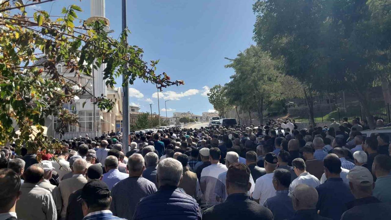 Kıbrıs'ta Balkondan Düşen Hemşirelik Öğrencisi Son Yolculuğuna Uğurlandı