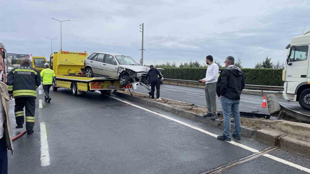 Kamyonla Çarpışan Otomobil Refüje Daldı: Tekirdağ'da Kaza