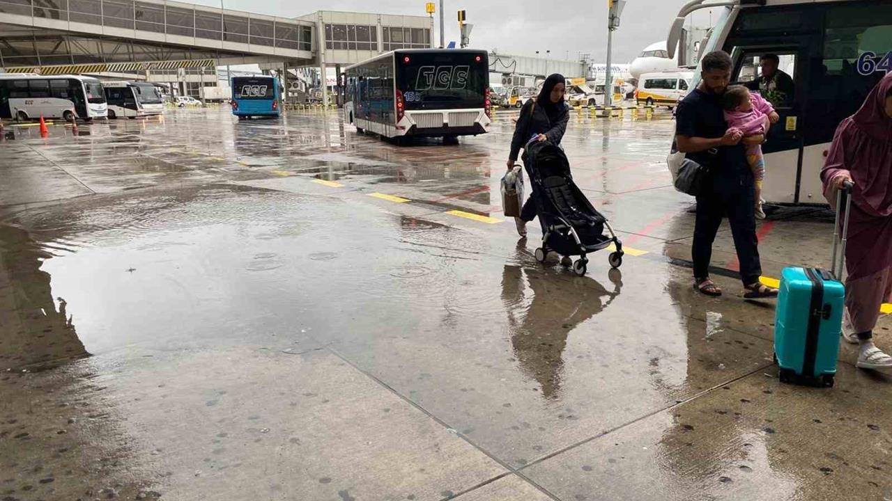 İstanbul'da Sağanak Yağış Yolcuları Zorladı
