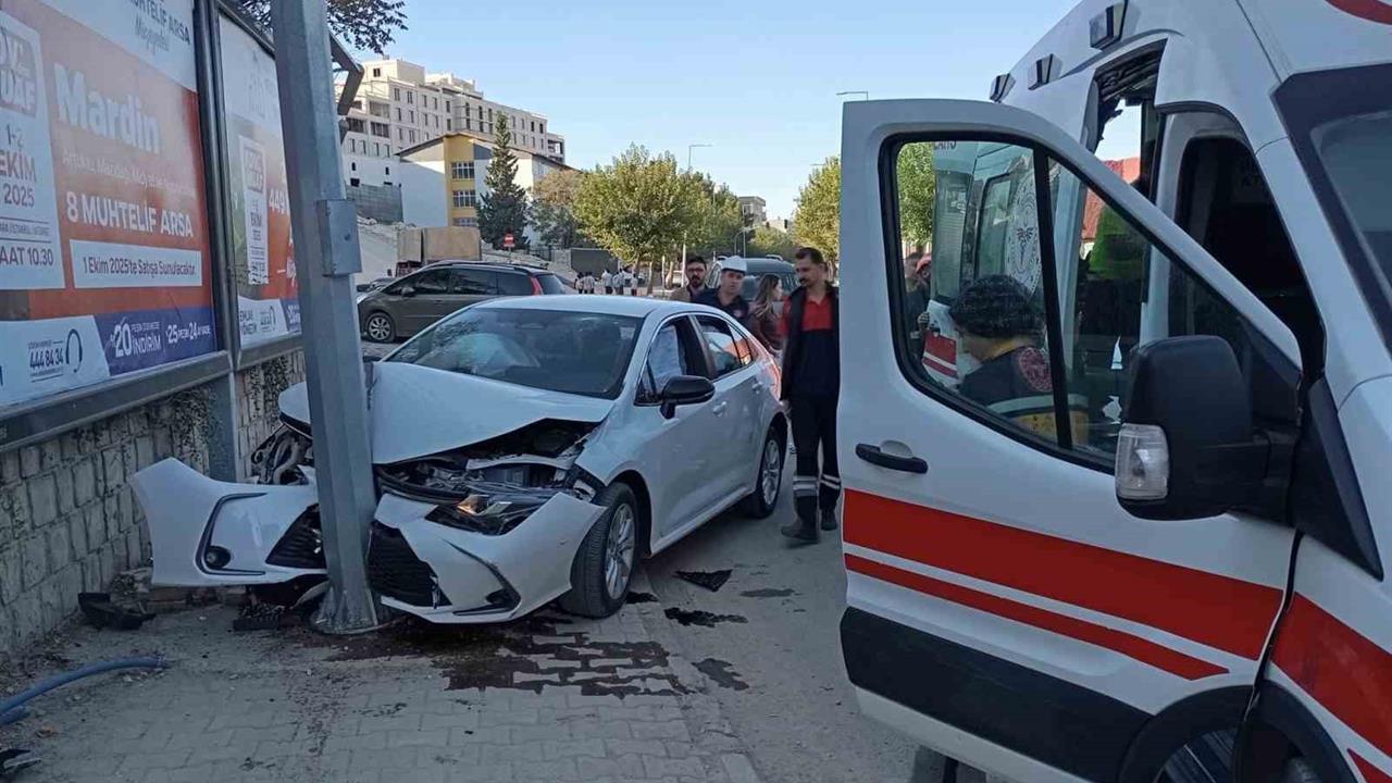 Mardin'de Otomobil Direğe Çarptı: 1 Yaralı