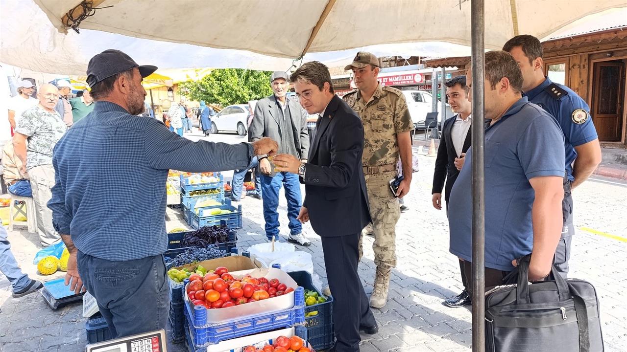 Kaymakam Arıkan, Kemaliye'de Pazar Yeri ve Okulu Ziyaret Etti