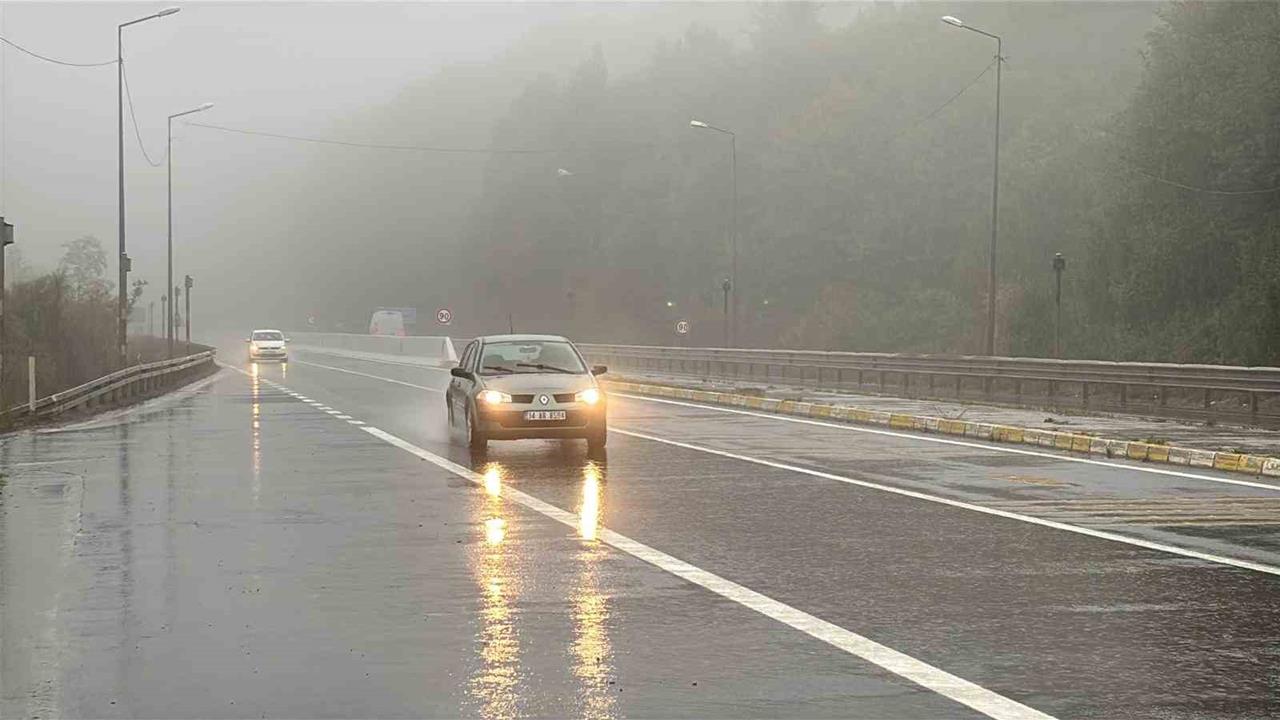 Bolu Dağı'nda Yoğun Sis ve Sağanak: Görüş Mesafesi 25 Metreye Düşüyor