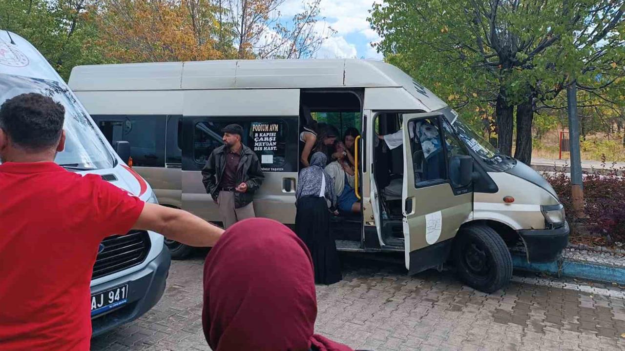 Kırıkkale'de Dolmuş Kazası: 13 Öğrenci Yaralandı